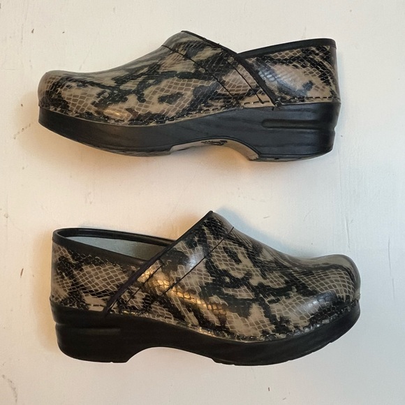 Dansko Shoes - DANSKO Snakeskin Embossed Print Black Tan Brown Comfort Work Shoes Clogs size 37